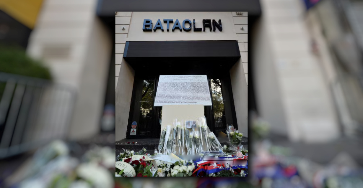 Une stèle a été érigée en hommage aux victimes du terrorisme islamiste devant le Bataclan